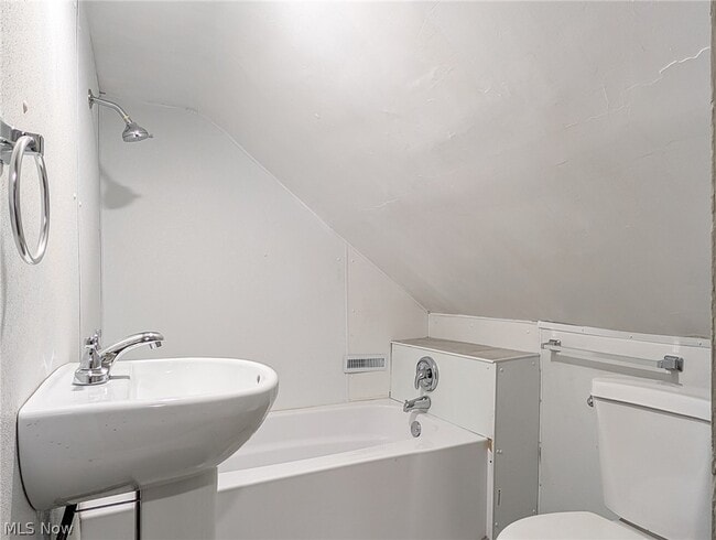 Building Photo - 1268 Pondview Ave