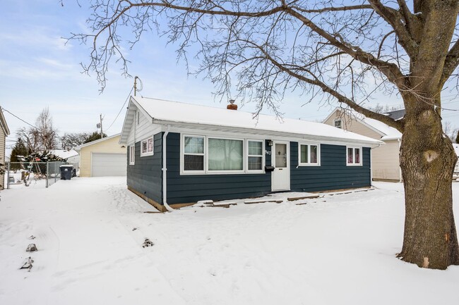 Building Photo - 3 Bedroom House in Neenah