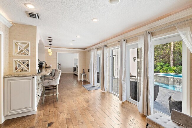 Building Photo - 542 N Cypress Dr