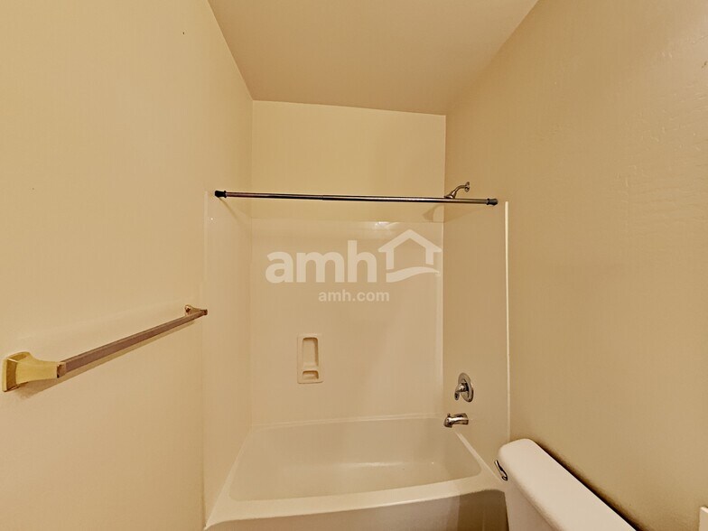 Building Photo - 17568 W Voltaire St