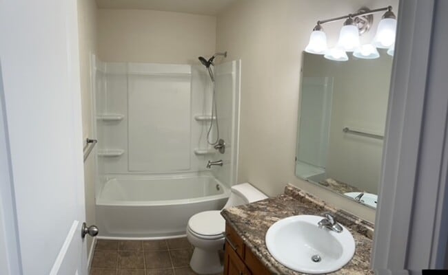 Building Photo - 2 Bedroom Condo!