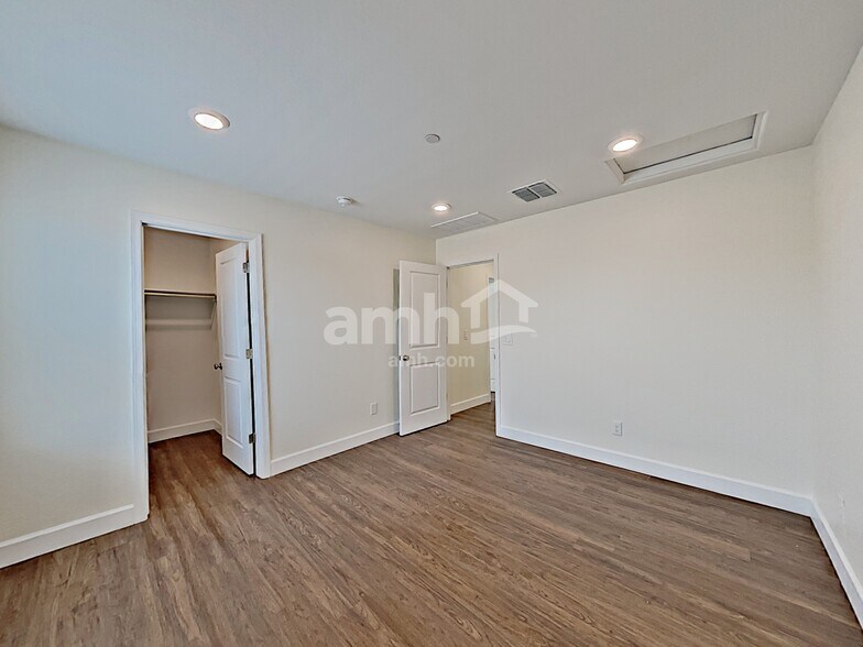 Building Photo - 5968 W Columbine Dr