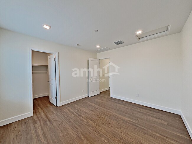 Building Photo - 5968 W Columbine Dr