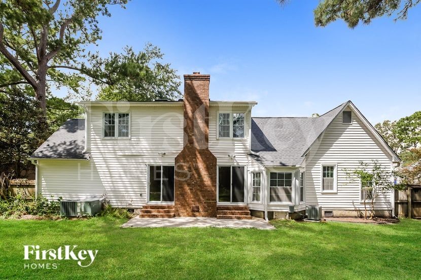 Building Photo - 2332 Vanderbilt Dr