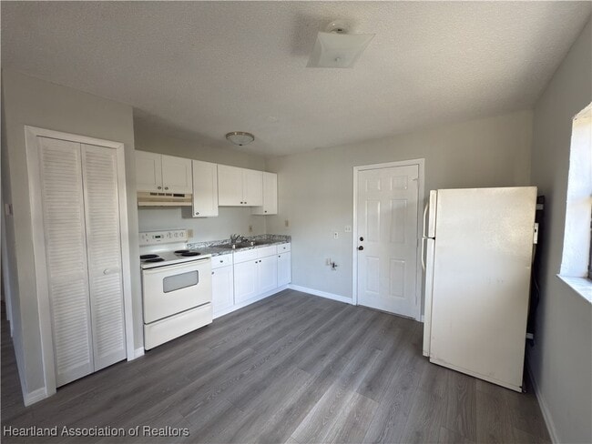 Building Photo - 451 Las Palmas Cir