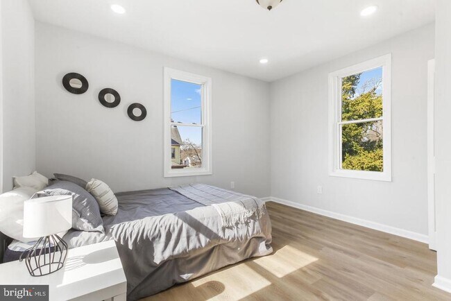 Building Photo - 6613 Fairmount Ave