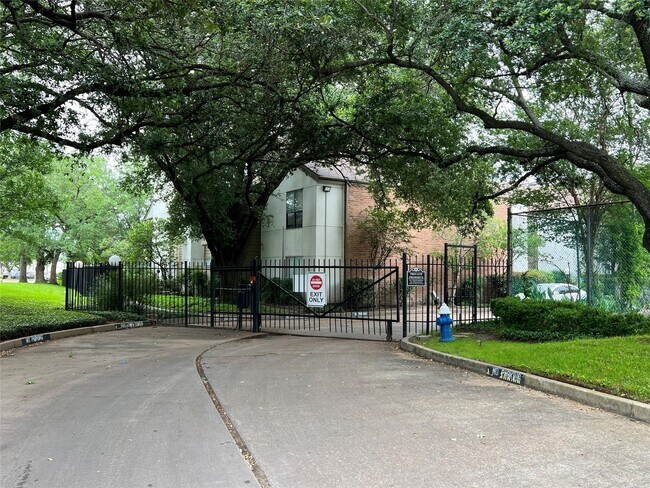Building Photo - 10053 Westpark Dr