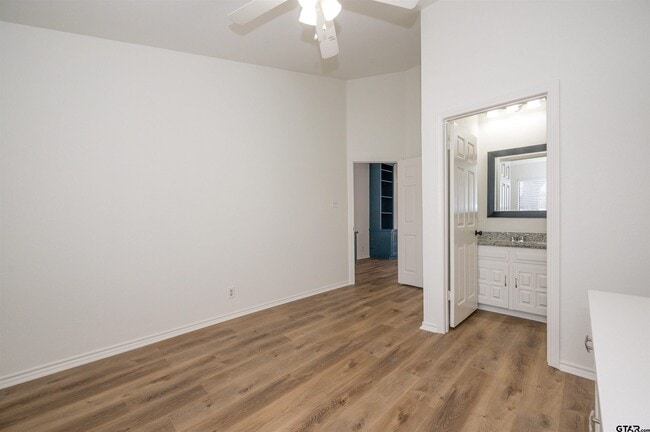 Building Photo - 5819 Hollytree Dr