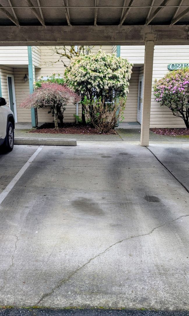 Building Photo - Spacious 3 Bedroom Townhome in Small Complex