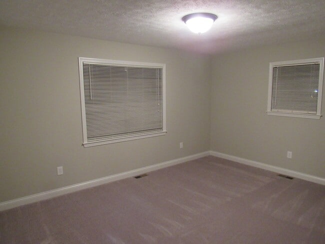 Building Photo - 4 Bedroom, 3 Bath Basement Ranch with Coun...