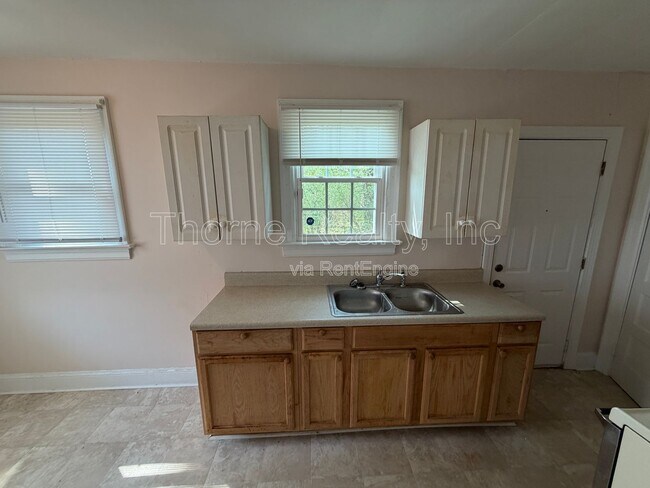 Building Photo - 218 S Vyne St