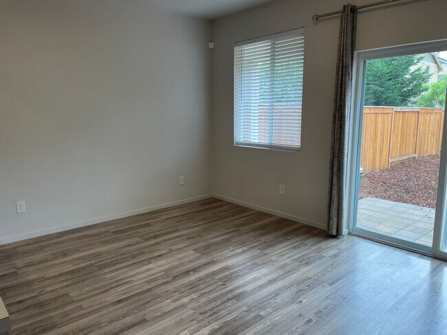 Building Photo - 3 Bedroom Townhome w/FULLY FENCED YARD & G...