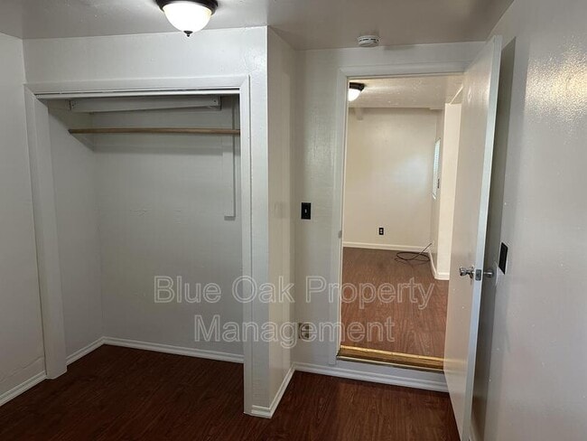Building Photo - 422 W 17th St