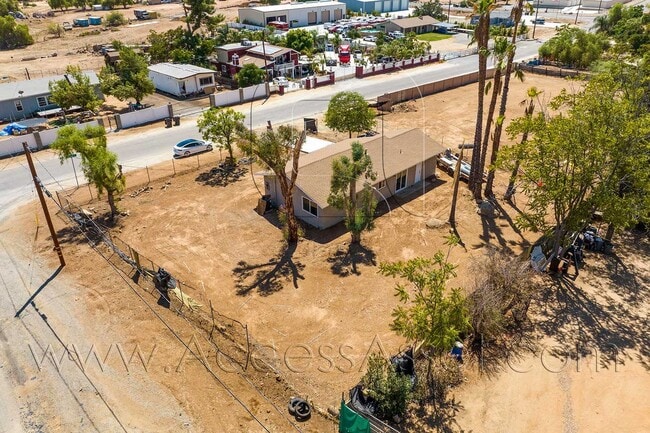 Building Photo - Large Lot! 2 Bed/ 1 Bath Single Family Property!