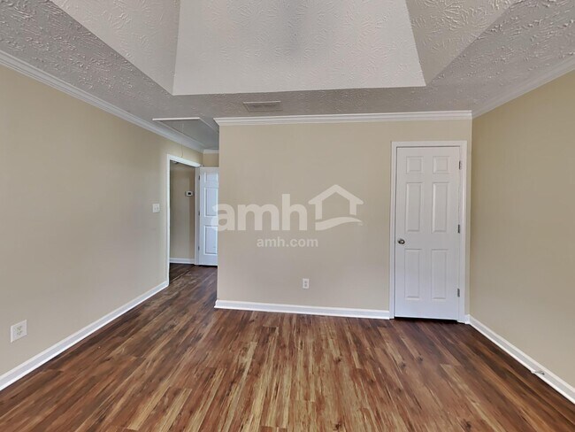 Building Photo - 303 Cole Creek Dr