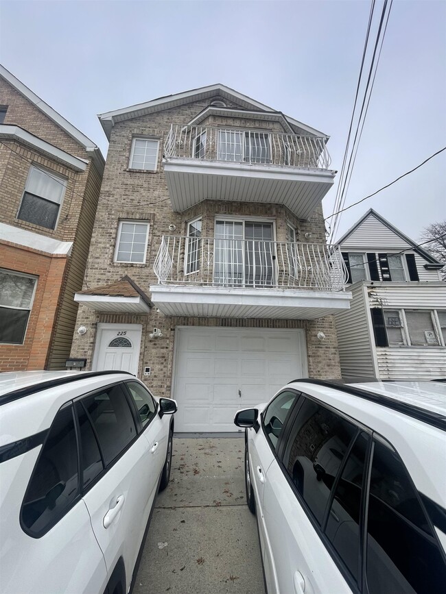 Building Photo - 225 Belvidere Ave