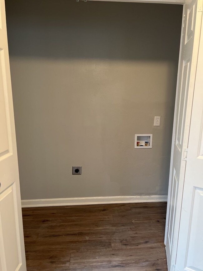 Building Photo - Charming 4 Bdrm, 3 Bath Home | U of M Area | Open To Section 8