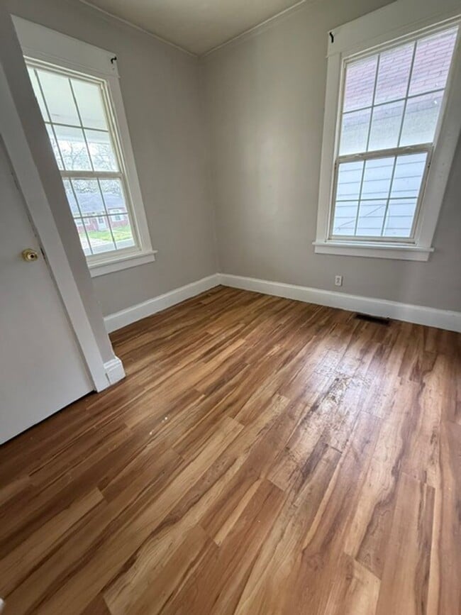 Building Photo - 2 Bedroom / 1 bathroom House in Peoria, IL