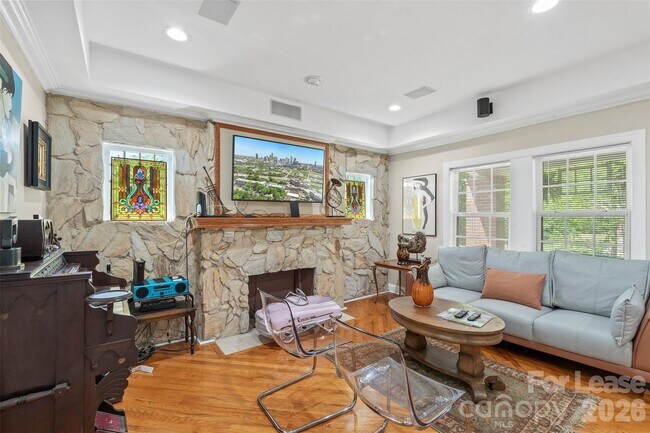 Building Photo - 703 S Summit Ave