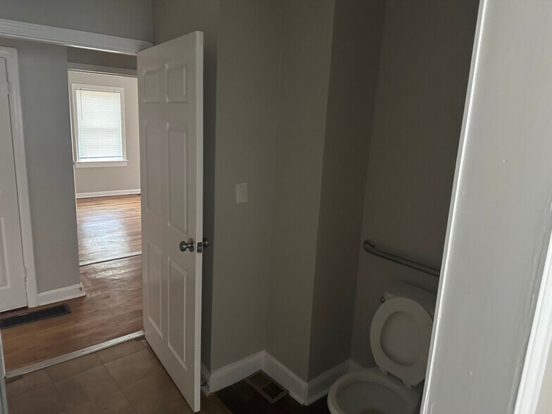 Building Photo - 1107 Graymont Dr SW