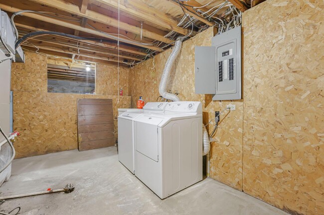 Building Photo - 874 Hilton Dr