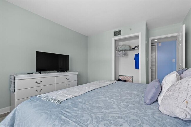 Building Photo - 801 S Ocean Dr