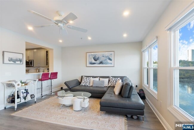 Building Photo - 302 The Promenade