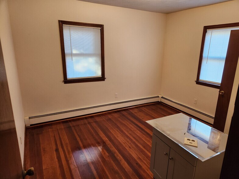 Building Photo - 7 School Ct