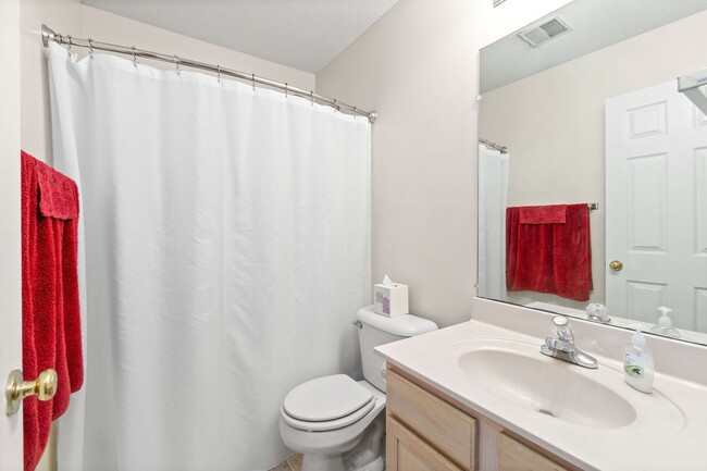 Building Photo - Pet Friendly in Rossview!