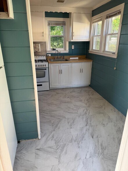 Building Photo - 12 Forest Row