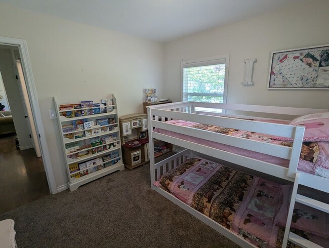 Building Photo - Fabulous 4 Bedroom 2 Bath House with Big F...
