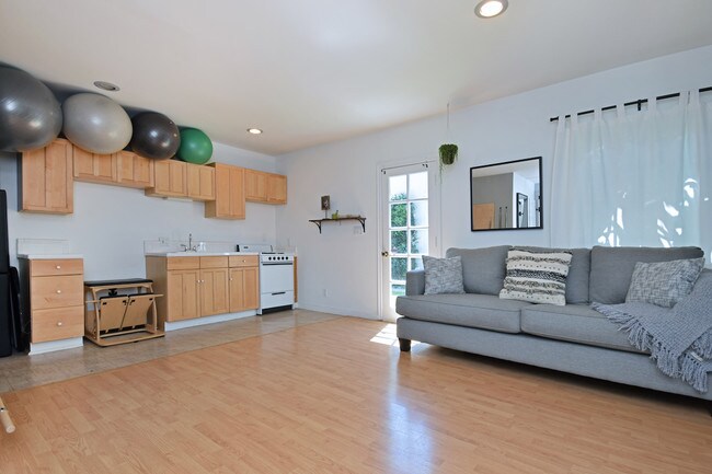 Building Photo - 10633 Chiquita St