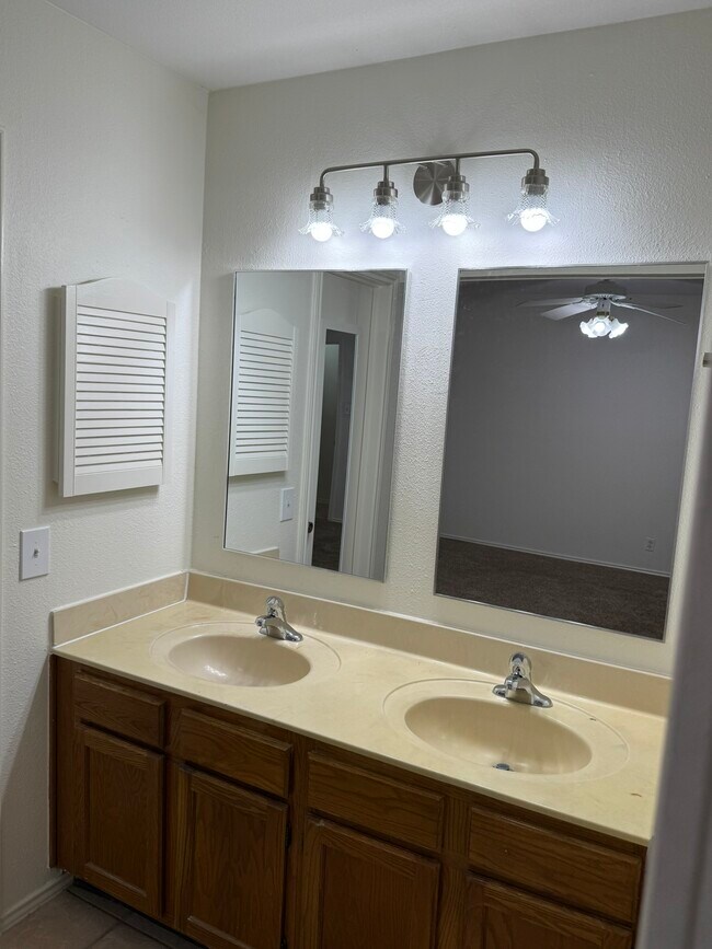 Building Photo - 9538 Cloverdale