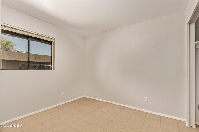 Building Photo - 514 S Bellview