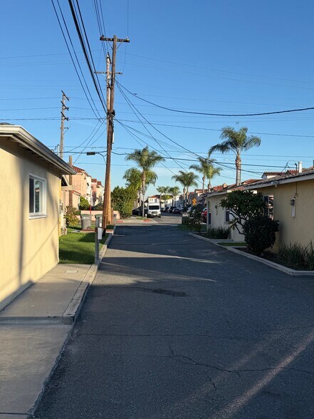 Building Photo - 22105 1/2 Dolores St