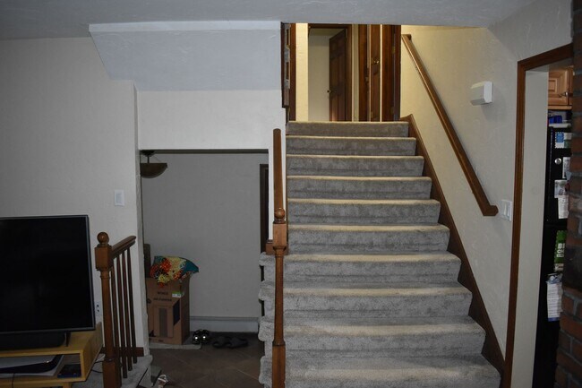 Building Photo - Well maintained, 3 Bedroom single family h...