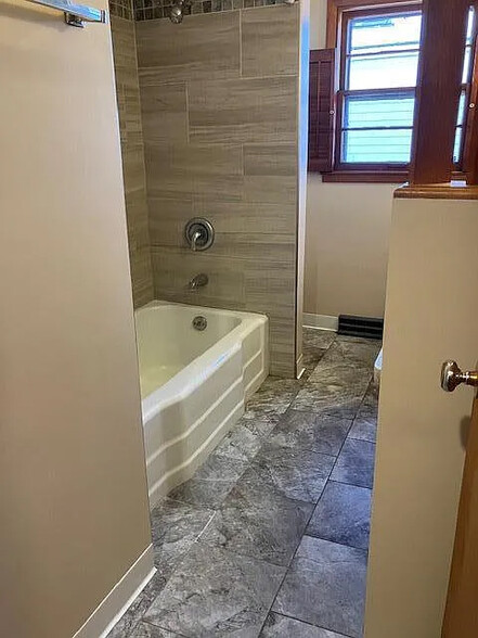 Full Bath w/Tub - 400 7th Ave SE
