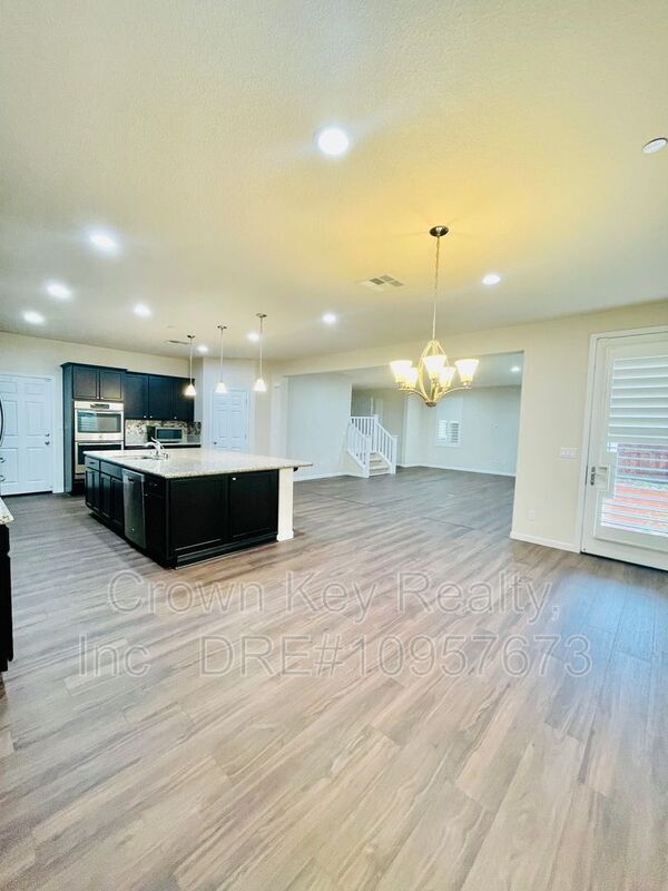 Building Photo - 611 W Strauss Dr