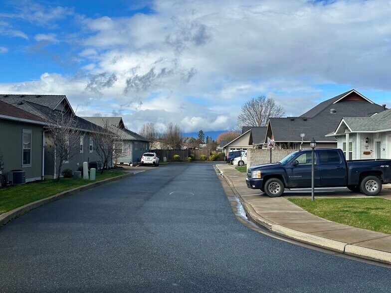 Building Photo - 741 SW Kinsington Ct