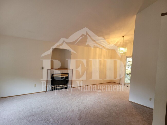 Building Photo - Ridgetop / Island Lake home located in a cul-de-sac