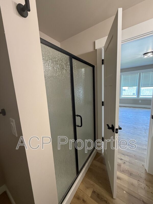Building Photo - 2205 DeJong Dr