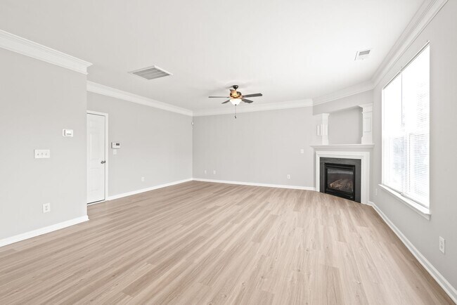 Building Photo - Move-in Ready (Fresh Paint, New Carpet!)