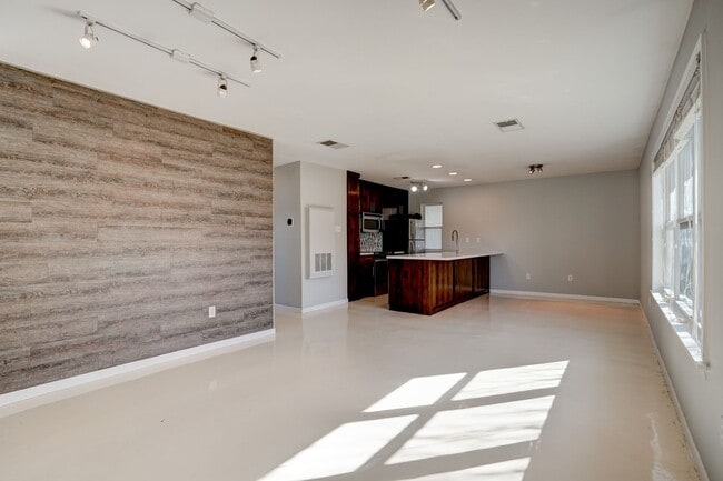 Building Photo - 2450 Ashdale Dr