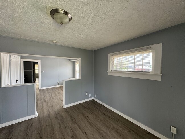 Building Photo - 2025-2027 Southeastern Ave