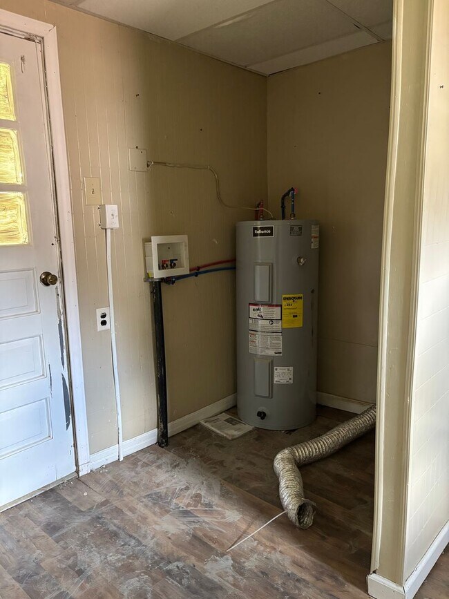 Building Photo - 3 Bedroom Ranch by the River