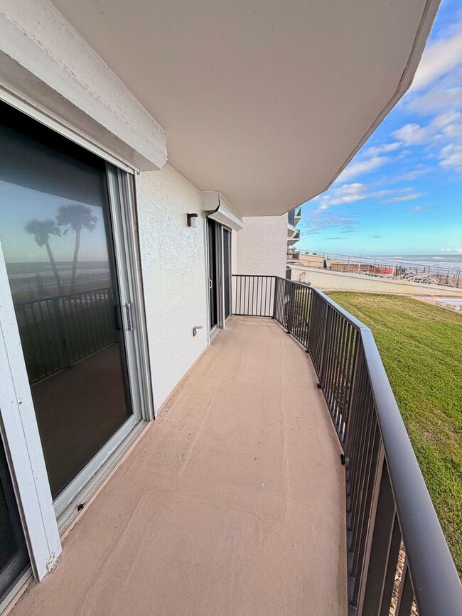 Building Photo - Spectacular Ocean front ground floor unit , just steps away from water and sand