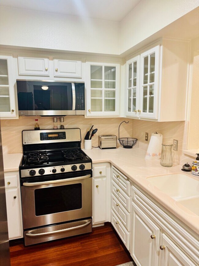 Building Photo - 2 Bedroom, 2 Bath Condo