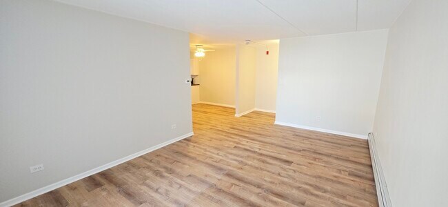 Building Photo - 318 W Naperville Rd