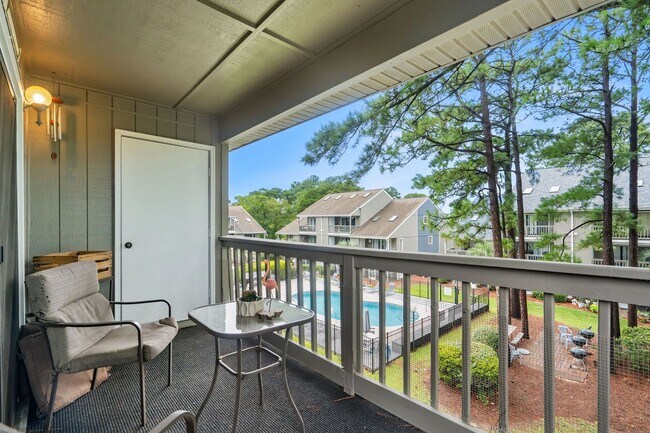 Building Photo - Long Term Furnished Top Floor Condo - 2 bed/2bath with Community Pool