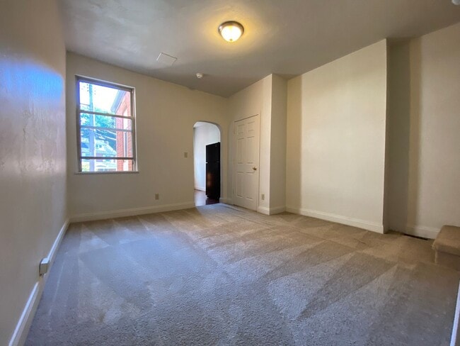 Building Photo - Spacious Two Bedroom Townhouse in Squirrel Hill! Fully Equipped Kitchen & W/D Included! Call Today